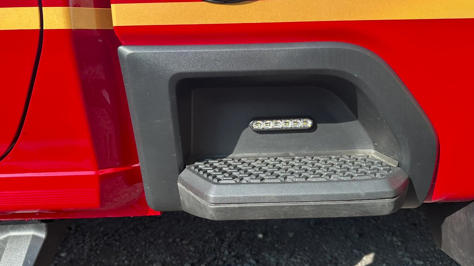Rear corner step with its white LED